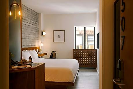 King Room with Roll-In Shower - Mobility Accessible