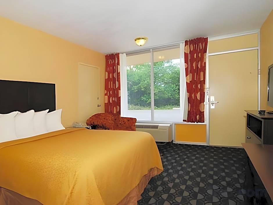 Quality Inn Ada near University