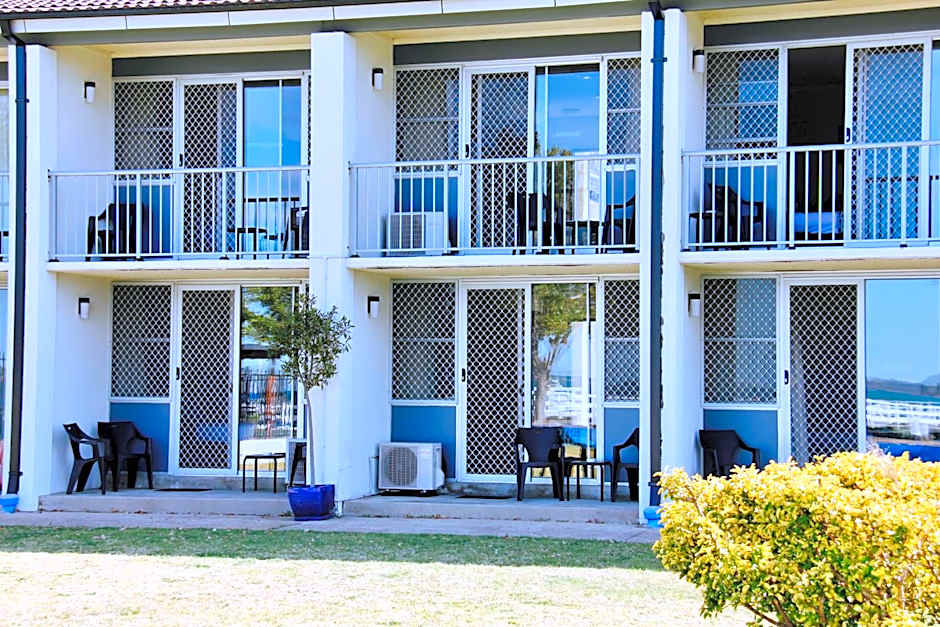 Zorba Waterfront Motel
