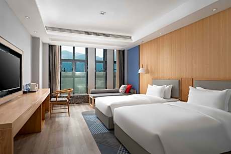 Standard Twin Room with Mountain View