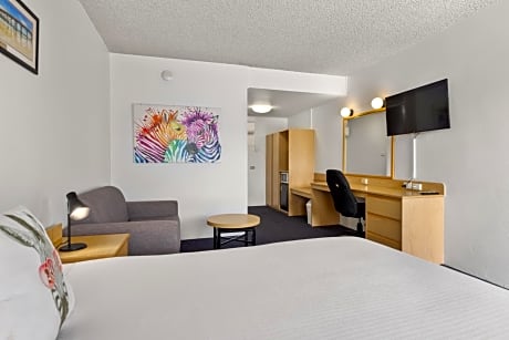 Deluxe Queen Room - Not Pet Friendly