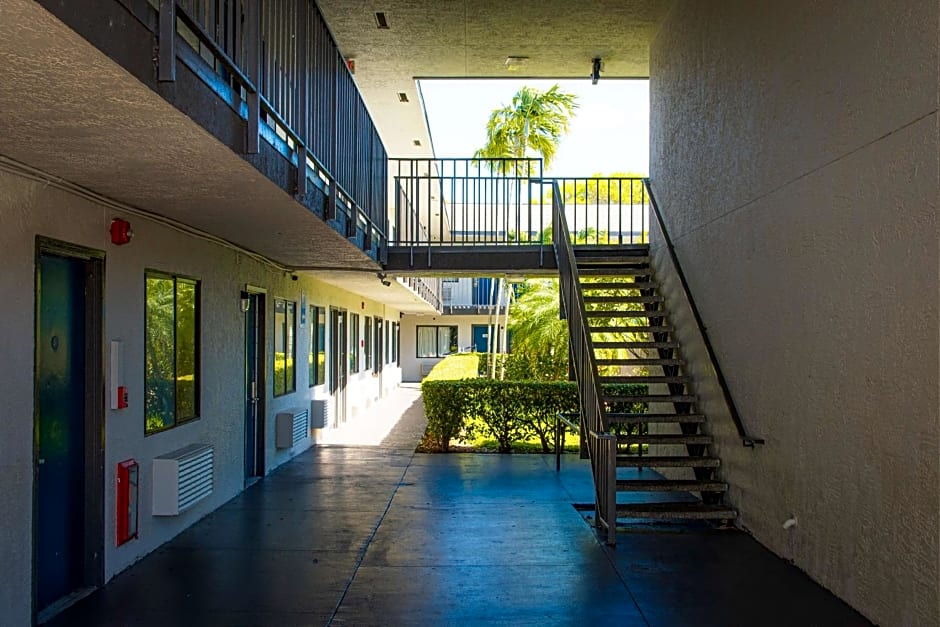 Motel 6-Lantana, FL