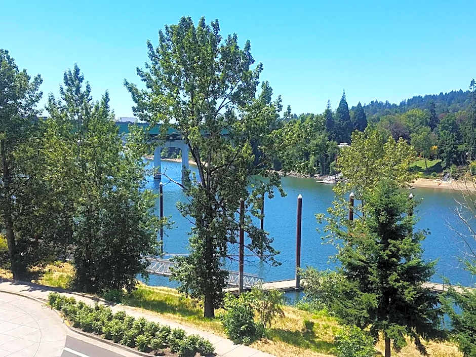 Best Western Plus Rivershore Hotel