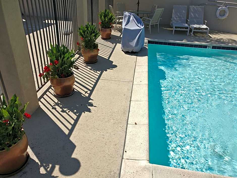 Burbank Inn and Suites