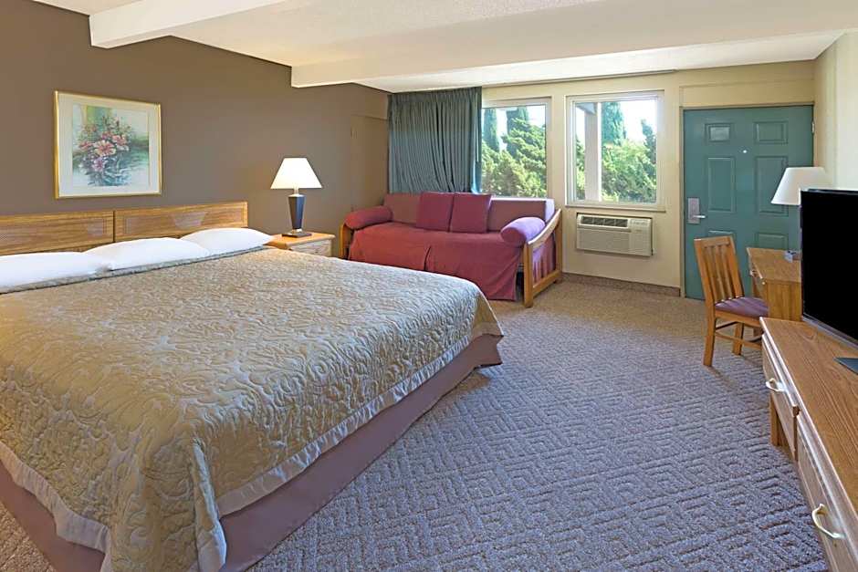Costa Mesa Inn - Newport Beach Area