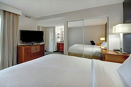 2 Bedroom Suite, Bedroom 1: 1 King, Bedroom 2: 1 Queen, Sofa bed