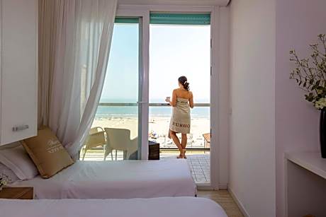 Double or Twin Room with Frontal Sea View