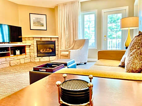 Hillside Haven: Carriage Club Resort Retreat