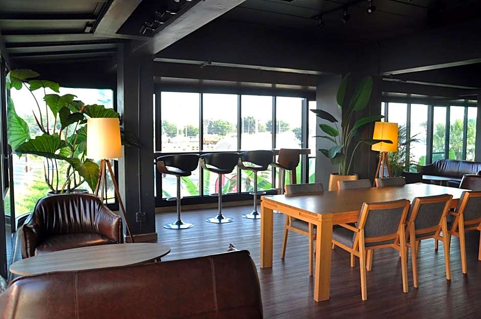 The Bedrooms Maeklong and Services Apartment