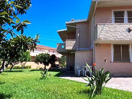 Appartamenti in Villa con ampio giardino esterno