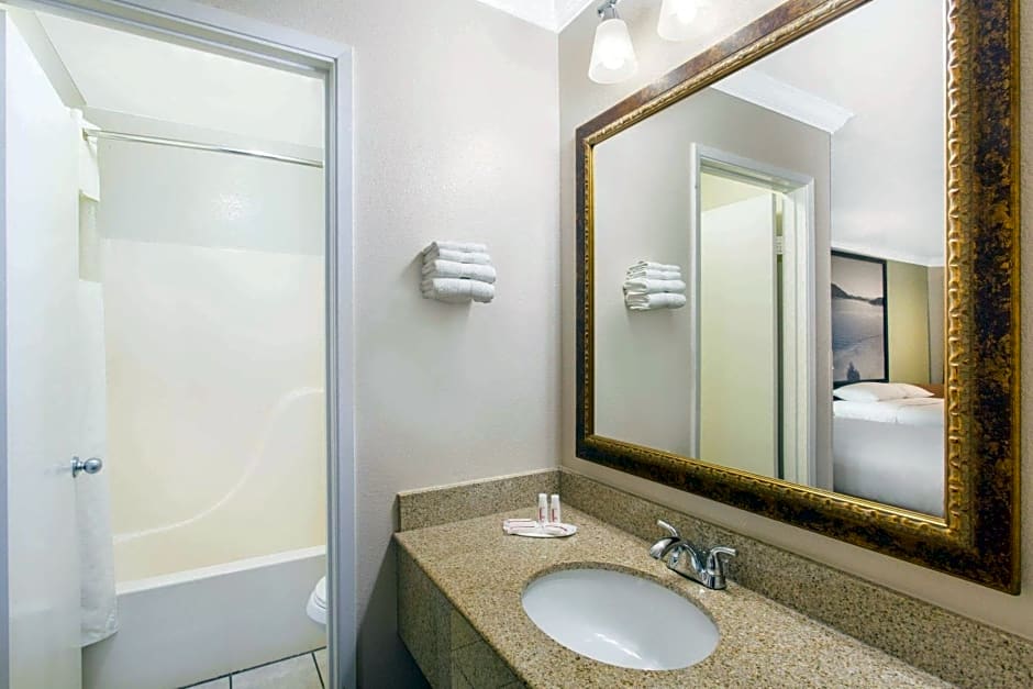 Upper Lake Inn & Suites