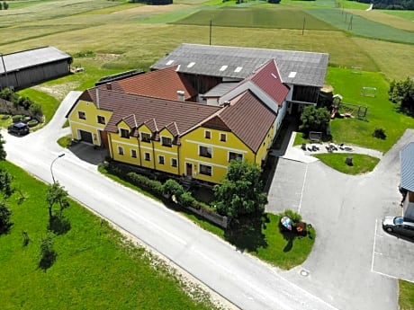 Kindererlebnis- und Biobauernhof Hipp-Bruckner