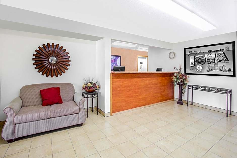 Super 8 by Wyndham Waverly