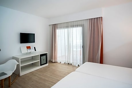 Superior Double Room, Balcony (2 Twin Beds)