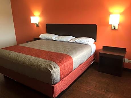 King Room with Roll-in Shower - Disability Access - Non-Smoking