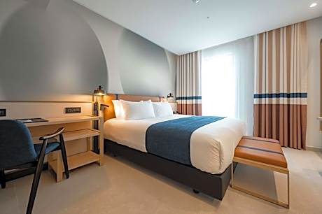 Deluxe room with balcony and side Sea View