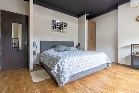 506 Great Location AC 1Bdrm 1bath apt Rooftop