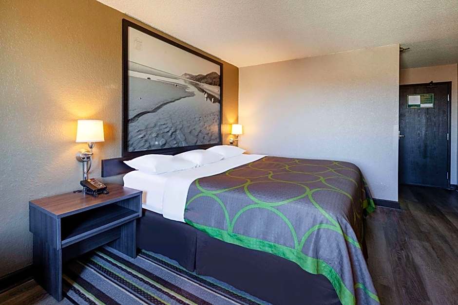 Super 8 by Wyndham Roseville/Detroit Area