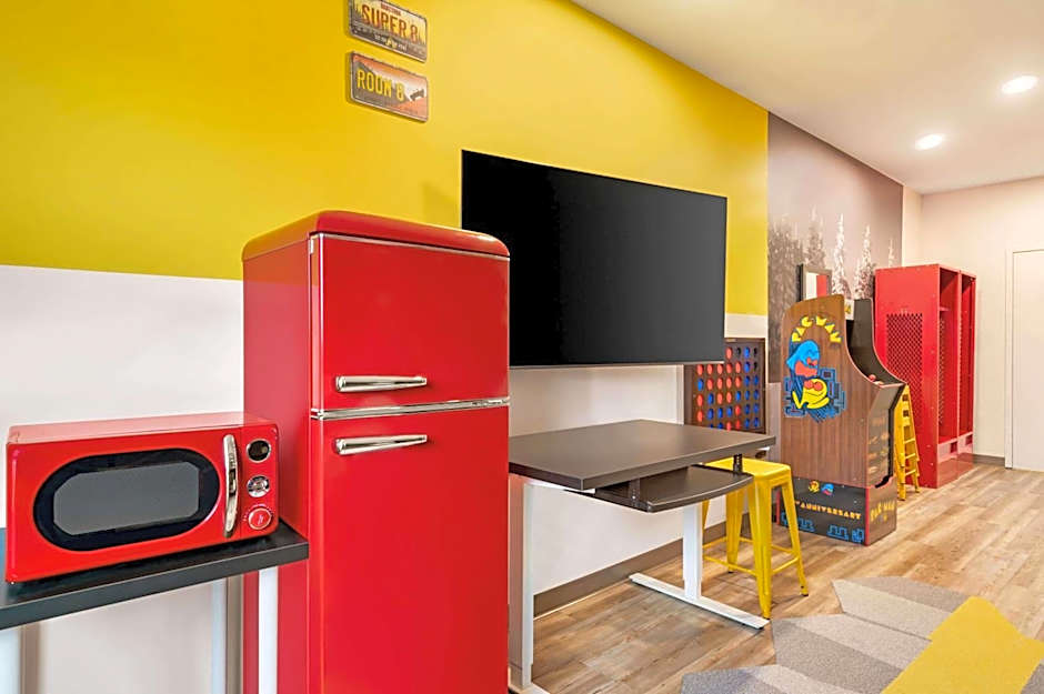 Super 8 by Wyndham Thompson