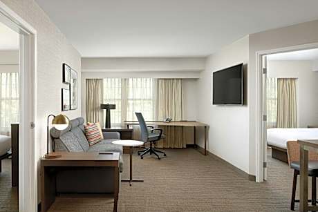 2 bedroom ste ada/hearing, 2 bedroom larger suite