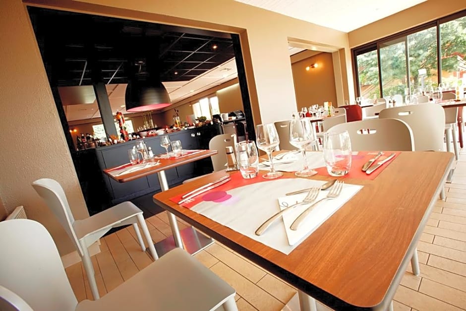 greet hotel restaurant Angouleme Ouest