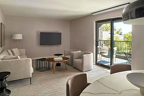 One-Bedroom King Suite with Balcony - Mobility Accessible/Tub