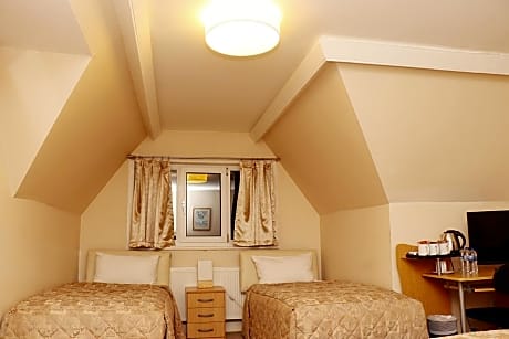 Quadruple Room with Private Bathroom