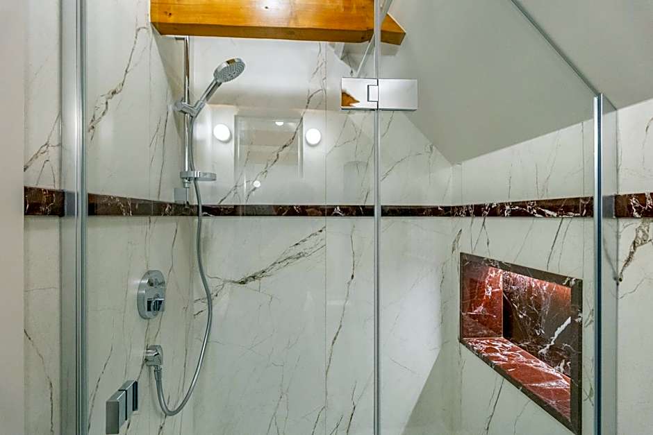 MR 3 Apartments