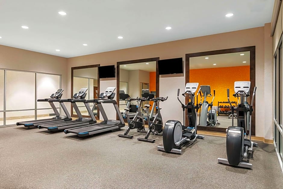 La Quinta Inn & Suites by Wyndham Kansas City Beacon Hill