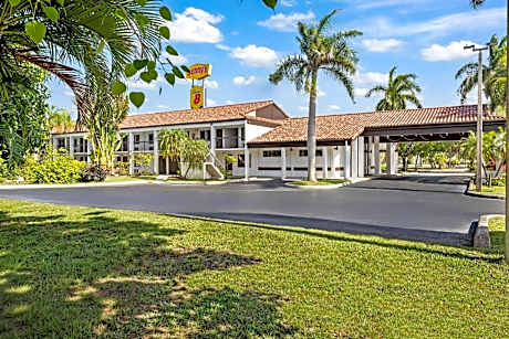 Super 8 by Wyndham Riviera Beach West Palm Beach