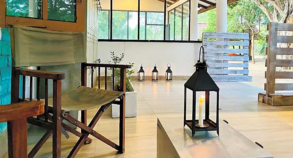 Funky Leopard Safari Lodge Bordering Yala National Park