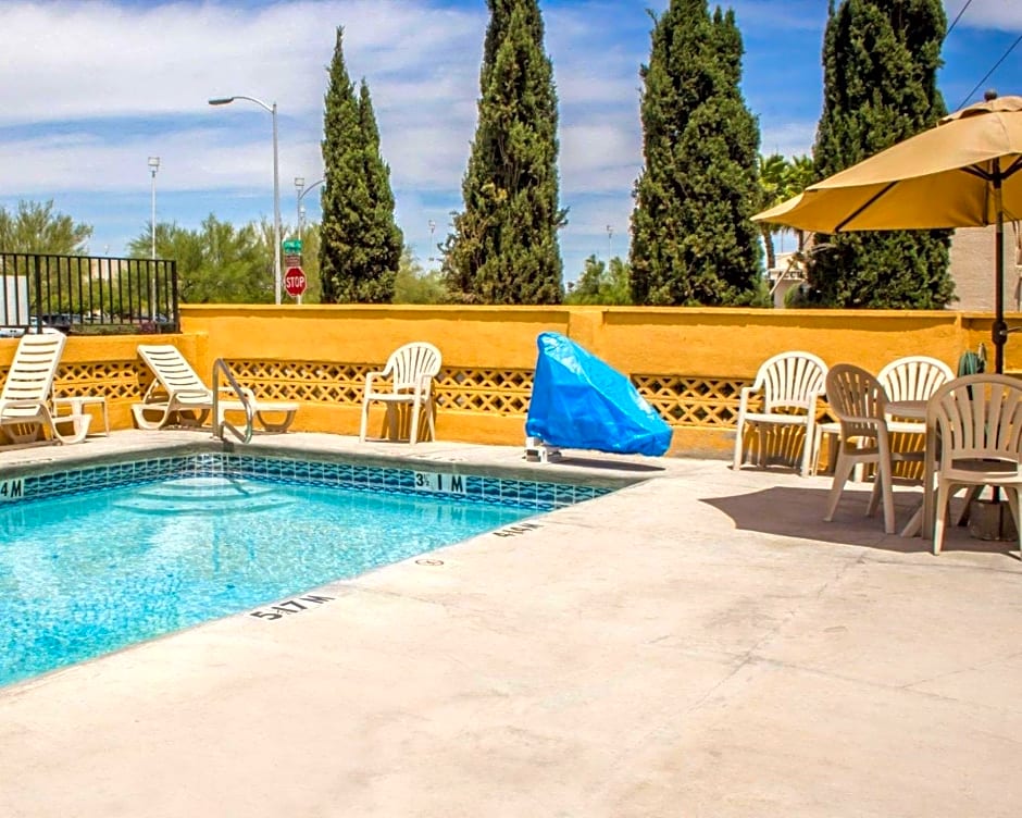 Econo Lodge University