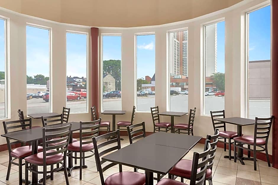 Premier Inn & Suites - Downtown Hamilton Hotel