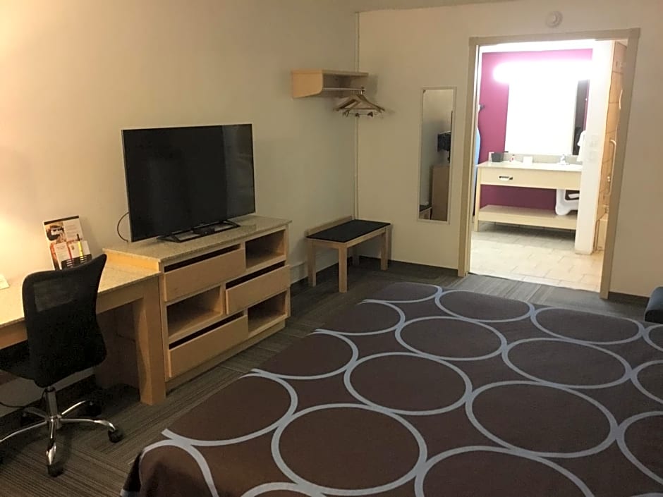 Super 8 by Wyndham City of Moore