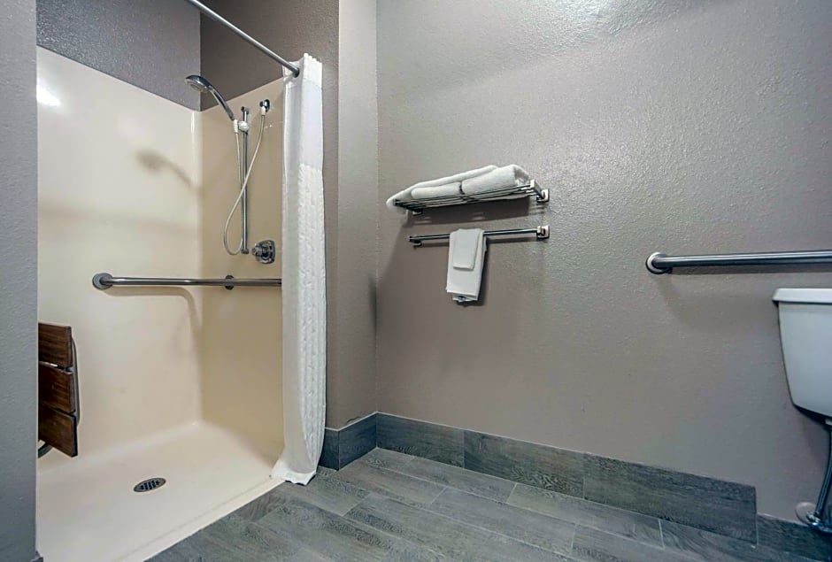 Quality Inn & Suites West Omaha - NE Linclon