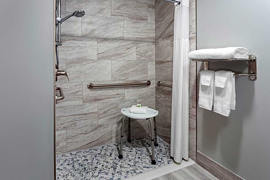 AmericInn by Wyndham Eagle River Downtown