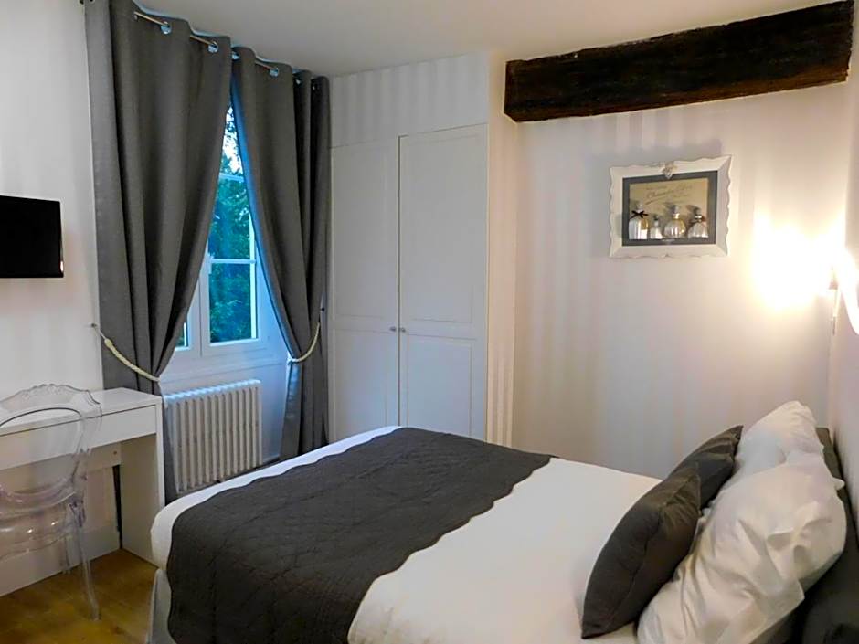 Photo 1 of 12 of Little Double Room