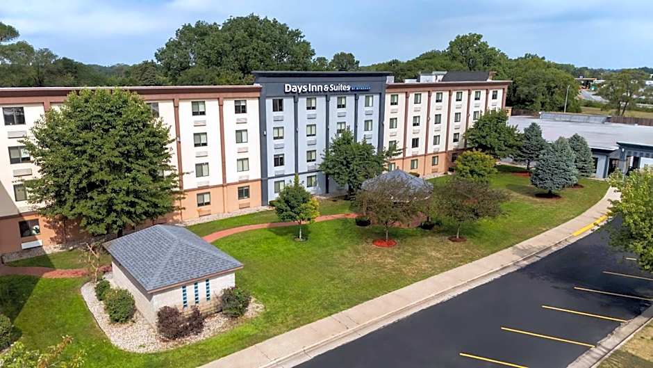 Days Inn and Suites by Wyndham Hammond, IN