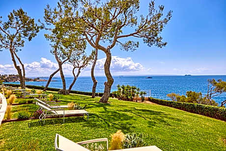 Premium Studio with Garden and Sea View