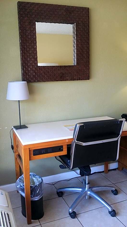 Days Inn by Wyndham Cocoa Cruiseport West At I-95/524