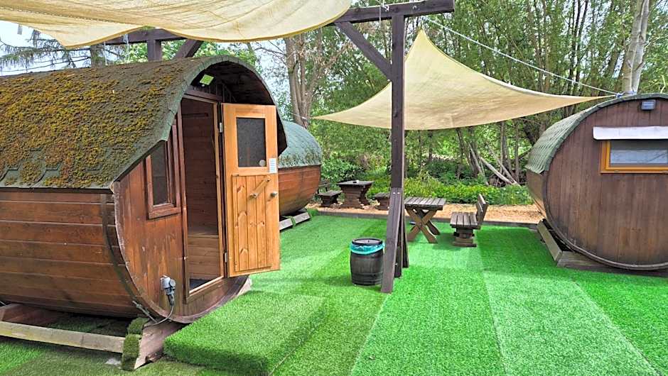 Mini Hotel Übernachten Im Gurkenfass