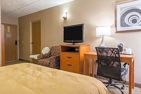 Queen Room - Accessible/Nonsmoking