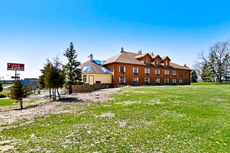 Casa Loma Inn & Suites by OYO Davenport IA near I-80