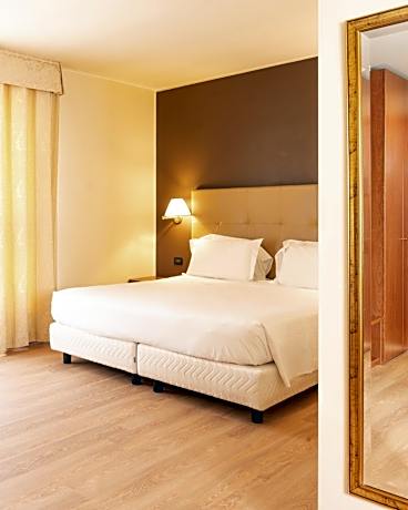 Queen Suite with Spa Bath