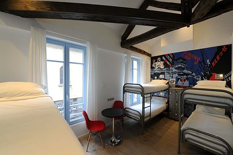 The 3 Ducks Eiffel Tower by Hiphophostels