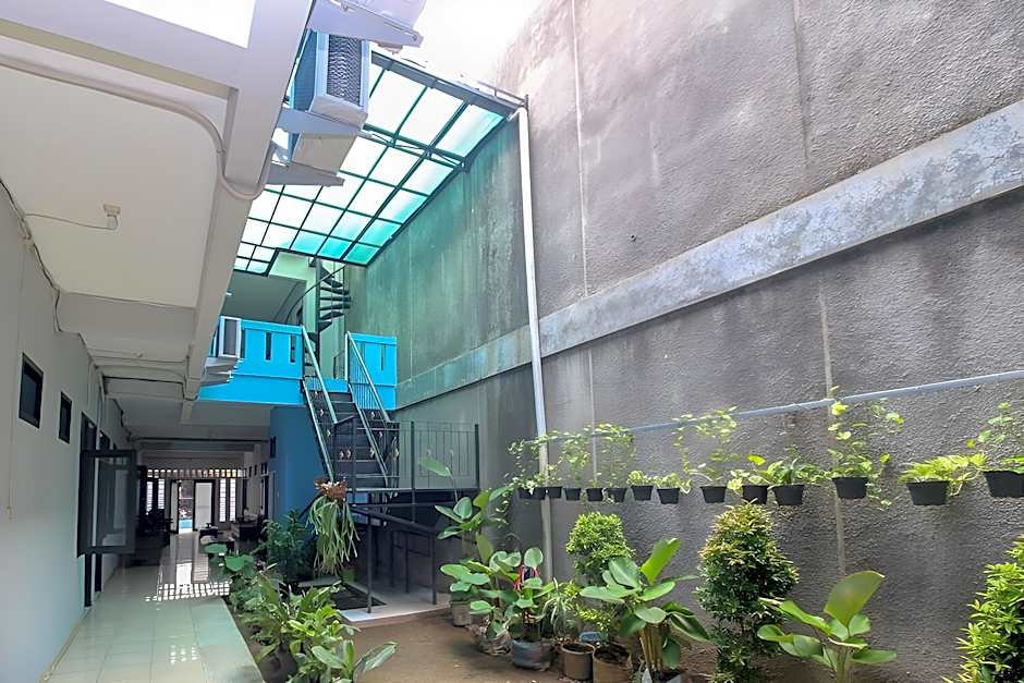 RedDoorz near Margonda Raya