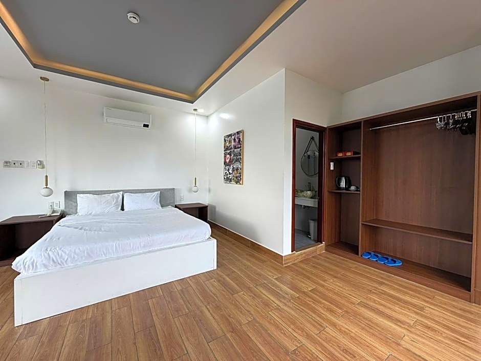 Photo 1 of 6 of 1 King Bed, Balcony