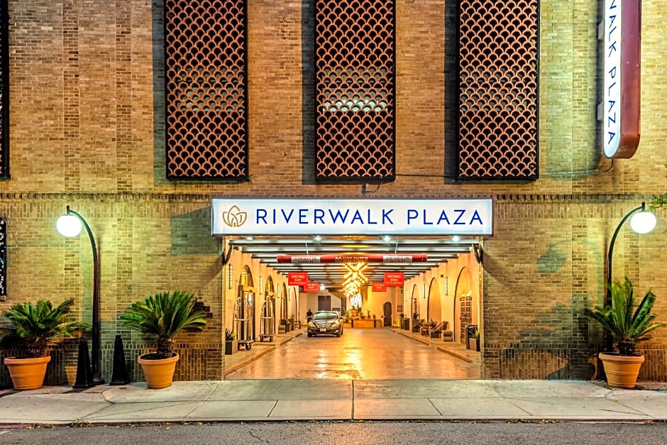 Riverwalk Plaza Hotel And Suites