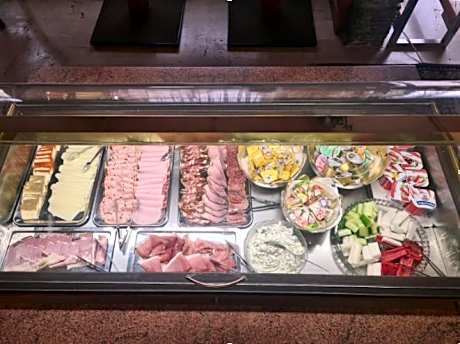 Economy Quadruple Room with Shared Bathroom