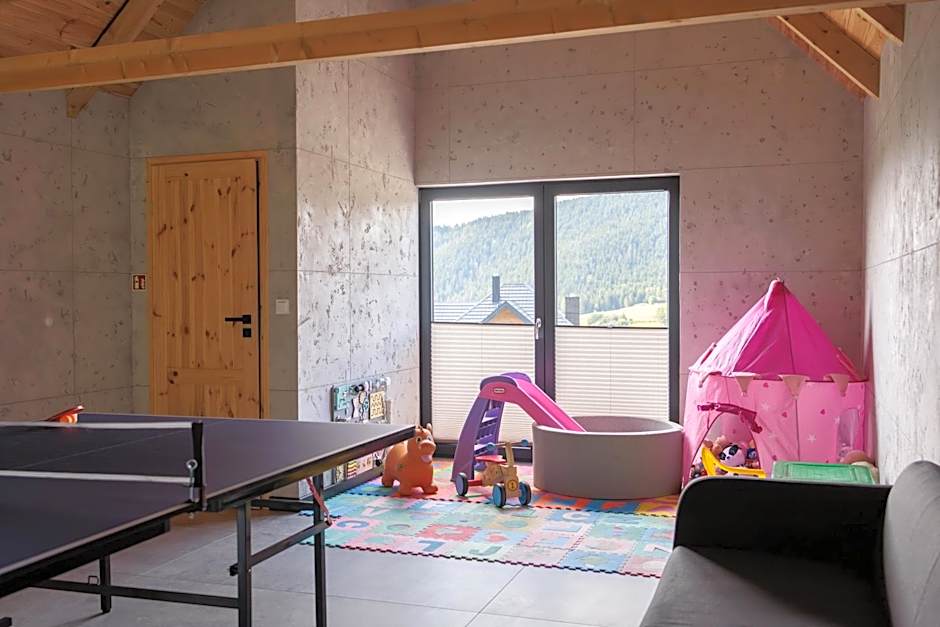 Stodoły Modyń - Domki w Beskidzie Wyspowym - staw kąpielowy, balia, sauna, grota solna - widok na góry